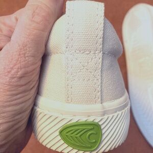 NWOT Off-White Cariuma Canvas Sneakers. Perfect for Spring & Summer!